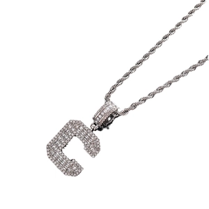 Collier hip hop argenté avec pendentif lettre C en zircon sur une chaîne torsadée