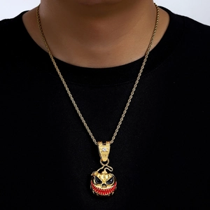 Halloween pompoen schedel hanger ketting in goud met rode slagtanden en touwketting op model