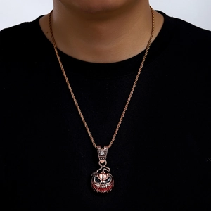 Halloween pompoen hanger ketting in roségoud met rood emaille en een sprankelend kristal