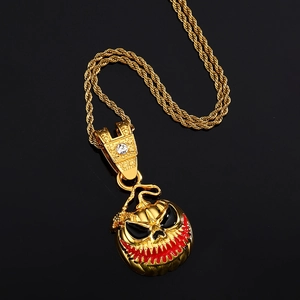 Macro-opname van de Halloween pompoen schedel hanger met emaille en gouden touwketting