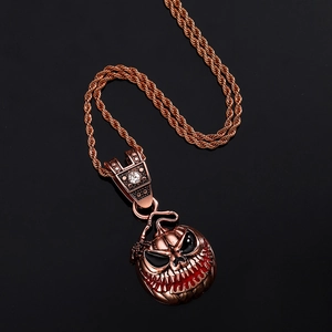 Macrodetail van bronzen Halloween-pompoenhanger met rode accenten en een witte strassteen