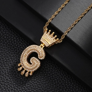 Détail du collier couronne lettre G doré avec pavé de zircons brillants style hip-hop