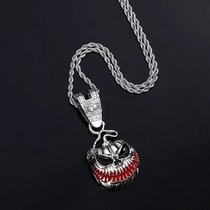 Detail van de zilveren pompoen schedel hanger met rode olie en gedraaide ketting