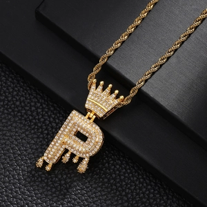 Détail du pendentif lettre P hip-hop doré avec couronne et zircons sur chaîne