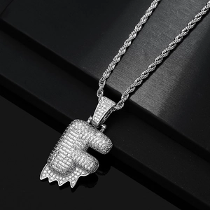 Dettaglio del pendente lettera F in argento con zirconi incastonati e catena a corda classica