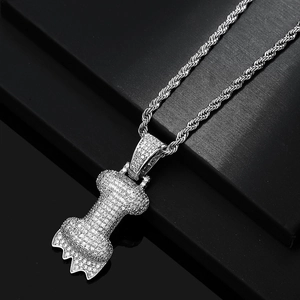 Macro di un ciondolo hip-hop argentato con intricata incastonatura di zirconi bianchi