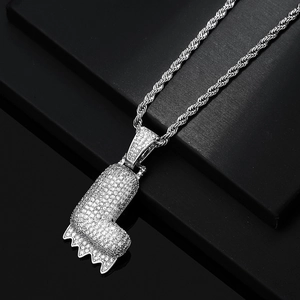 Dettaglio del ciondolo lettera L in argento con zirconi su catena a corda intrecciata