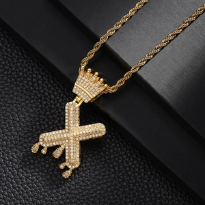 Détail du pendentif couronne lettre X dorée avec effet gouttes style hip hop