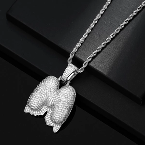 Macro del ciondolo a lettera M bubble hip hop in argento con zirconi cubici incastonati