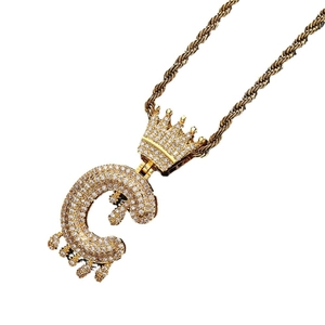 Collier hip-hop doré avec pendentif couronne et lettre initiale sertie de zircons