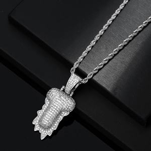 Dettaglio del ciondolo a scudo hip hop argento con micro-pave di pietre di zirconia