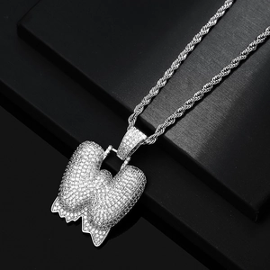 Dettaglio catena rope con ciondolo a W in argento ricoperto di zirconi micro pave
