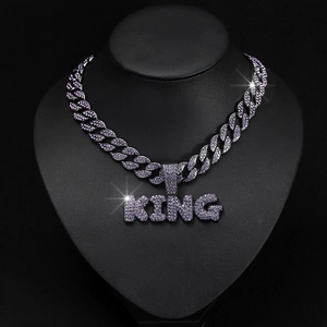 Pendentif lettre KING avec cristaux violets sur une grosse chaîne à maillons cubains