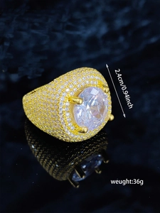 Vista macro di anello hip hop dorato con zircone ovale e misure dettagliate della taglia