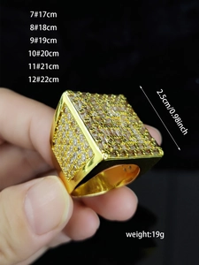 Dettaglio macro dell'anello hip hop quadrato con pietre di zircone scintillanti