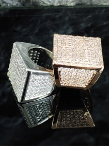 Dettaglio di anelli hip hop argento e oro rosa con pavé completo di zirconi quadrati