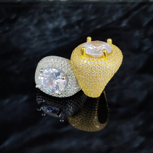 Anelli hip hop in oro e argento con grandi zirconi e pavé di cristalli scintillanti