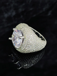 Macro dell'anello hip-hop in argento con grande zircone e pavé di micro diamanti