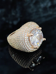 Dettaglio anello in oro rosa con grande solitario e finitura pavé brillante