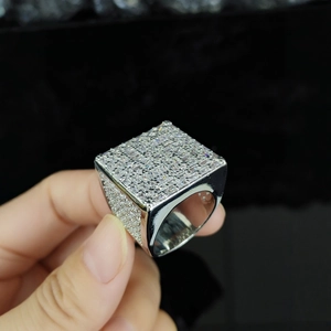 Anello quadrato hip hop da uomo in finitura argento con pavé di zirconi luccicanti