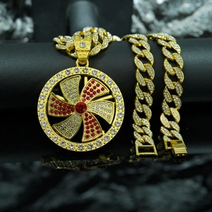 Primer plano de collar hip-hop dorado con colgante de molino giratorio de diamantes de imitación