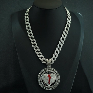 Collana cubana hip hop argento con ciondolo a cuore rotante rosso ghiacciato su un busto