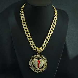 Dettaglio collana hip-hop dorata con pendente a cuore spezzato rotante e zirconi