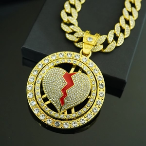 Macro del ciondolo hip hop con cuore spezzato ghiacciato e catena a maglia cubana