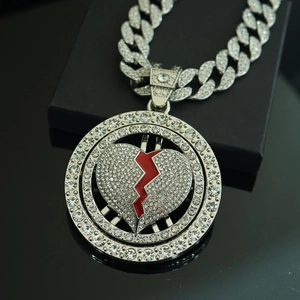 Collana hip hop con pendente a cuore rotante e dettagli in zirconi luccicanti