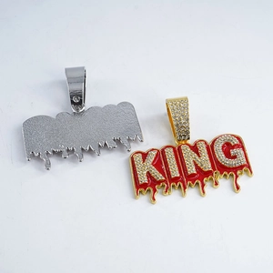 Ciondolo KING hip hop con smalto rosso e cristalli su una catena cubana dorata