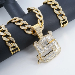 Detail von Hip-Hop-Panzerketten-Schmuckset mit Vergoldung und funkelnden Kristallen