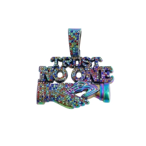 Collana con ciondolo TRUST NO ONE arcobaleno e strass colorati in stile hip-hop per uomo
