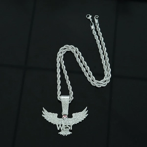 Makroaufnahme von silbernem Adler WEST Anhänger mit weißen Steinen und Kordelkette