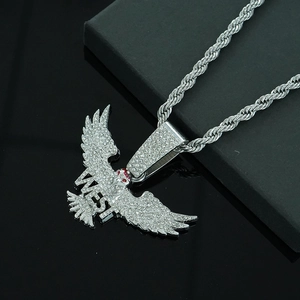 Detail von Hip-Hop-Adler-Anhänger mit WEST-Buchstaben und weißen Kristallen besetzt