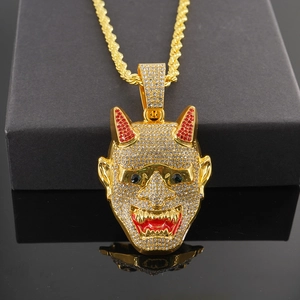 Collana hip hop con pendente maschera demone dorata e pietre preziose rosse e chiare