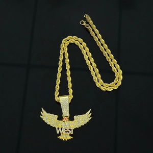 Detailansicht der Hip-Hop-Eulen-Halskette mit weißen Kristallen und goldener Kordelkette