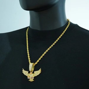Hip-Hop Adler-Anhänger mit WEST-Gravur und Zirkon-Besatz an einer goldenen Kordelkette