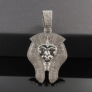 Détail du pendentif Pharaon égyptien serti de cristaux blancs et finition argentée