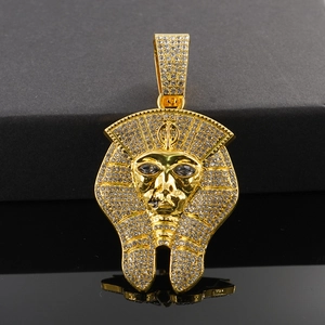 Vue macro du pendentif pharaon égyptien plaqué or avec des strass étincelants et chaîne
