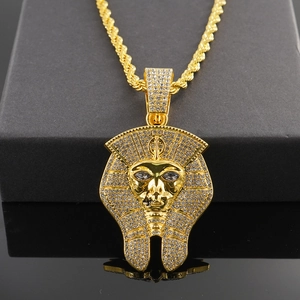 Détail du pendentif pharaon égyptien avec cristaux brillants et chaîne torsadée dorée