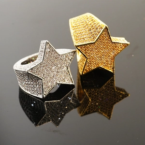 Anello hip hop a stella a cinque punte in oro e argento con pavé di zirconi