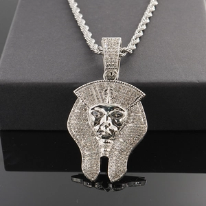 Gros plan du pendentif Pharaon en argent glacé avec strass sur une chaîne torsadée