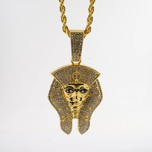 Gros plan sur le pendentif Pharaon égyptien glacé orné de strass brillants et transparents