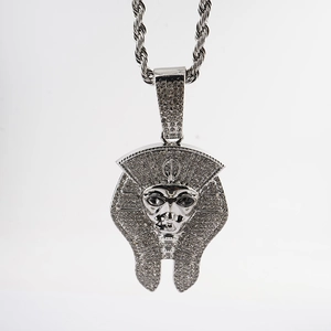 Détail du pendentif pharaon argenté incrusté de cristaux avec une grosse chaîne torsadée