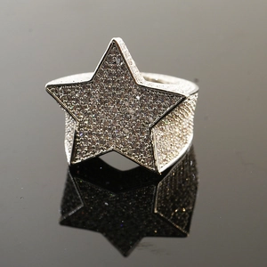 Macro di anello hip hop in argento con zirconi incastonati e grande stella