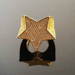 Anello hip hop dorato da uomo con grande stella a cinque punte ricoperta di pietre di zircone