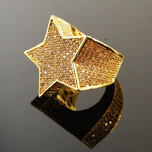 Dettaglio anello hiphop dorato con stella a cinque punte e pavé di zirconi cubici