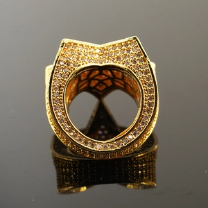 Vista macro dell'anello hip hop iced out con placcatura in oro e pietre di zircone