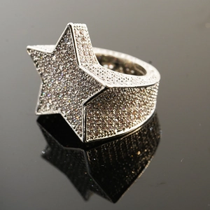 Vista macro dell'anello a stella hip hop con pavé di zirconi e finitura in metallo argento