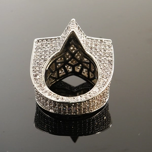 Dettaglio dell'anello hip hop in argento con zirconi e interno a nido d'ape